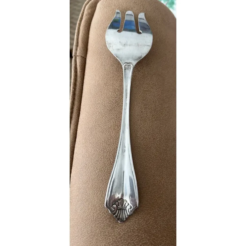 Vtg Rogers 1881 Oneida KING JAMES Silver Plate Large‎ 8.5” Meat Fork